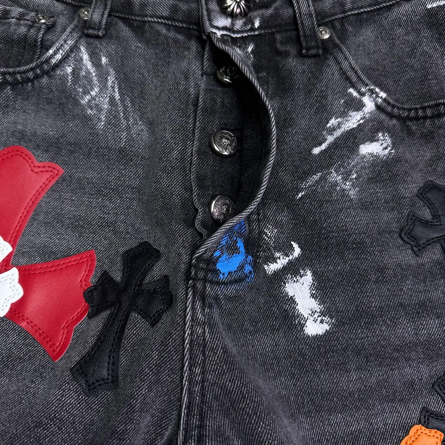 P290 GALLERY DEPT. & Croixin co-branded 2025 new limited-edition hand-painted colorful cross patchwork leather couple's bootcut jeans 🔥High version🔥High version🔥 Top ceiling quality Styles with different washed textures, very friendly to people with thin legs and thick legs, the bootcut version is very flattering leg shape Timeless moderate length, easy to match with casual, basic styling for various styles, a must-have in the wardrobe! The fabric is stiff but also makes the upper body soft without losing texture. The washing process is even more perfect. It is a must-have item for everyone! ! ! Washed wheat, tag, trouser label, three labels complete Color: washed black Size: 28, 30, 32, 34, 36 (five sizes)